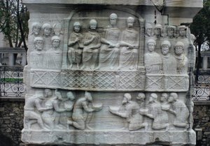 Reliëf op de basis van de Obelisk van Theodosius I, ook bekend als de Obelisk van Tuthmosis III, uit Karnak